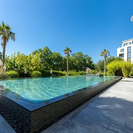 The Shangri-la Flat Апартаменти *