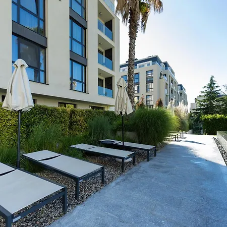 Апартаменти The Shangri-la Flat Святі Костянтин і Олена